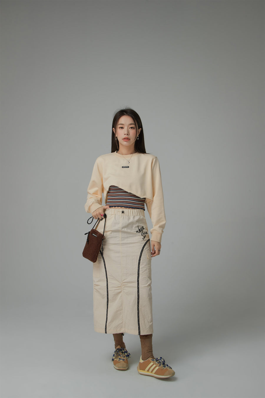 CHUU Unbalanced Loose Fit Crop Sweatshirt
