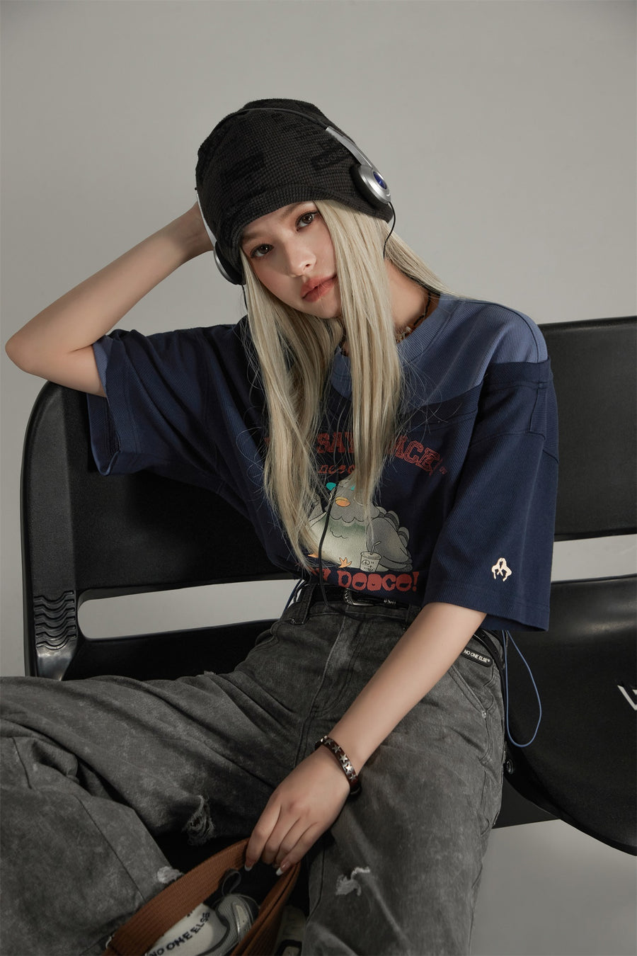 CHUU Say Peace Bird Loose Fit Cropped Sweatshirt