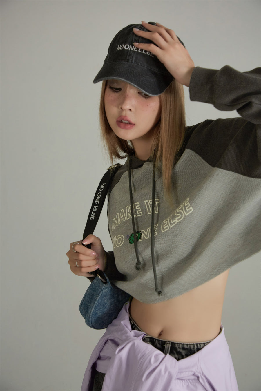 CHUU Two Toned Loose Fit Cropped Hoodie