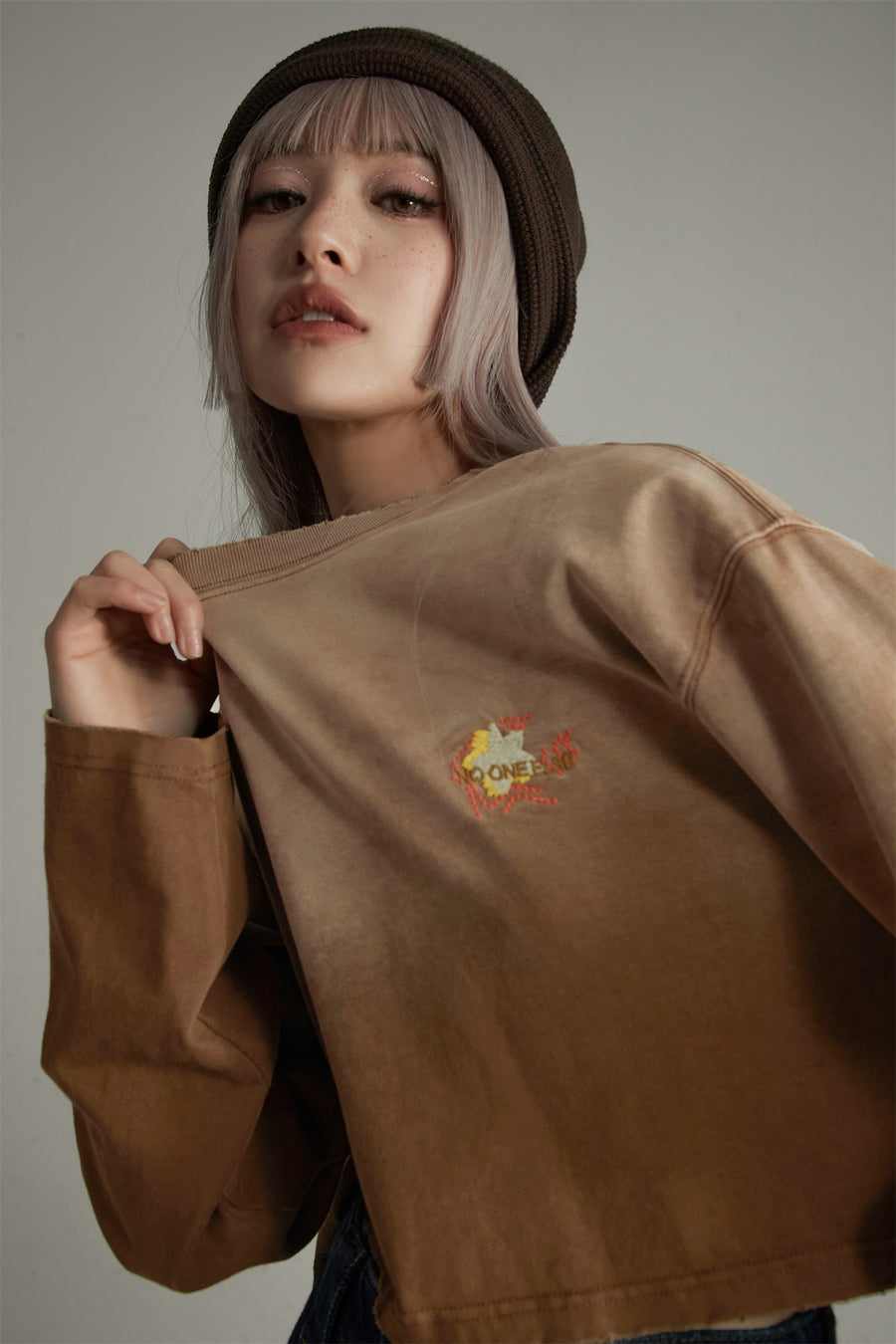 CHUU Noe Embroidered Loose-Fit Crop T-Shirt