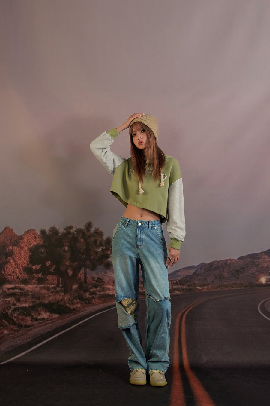 CHUU Two-Toned Cropped Hoodie