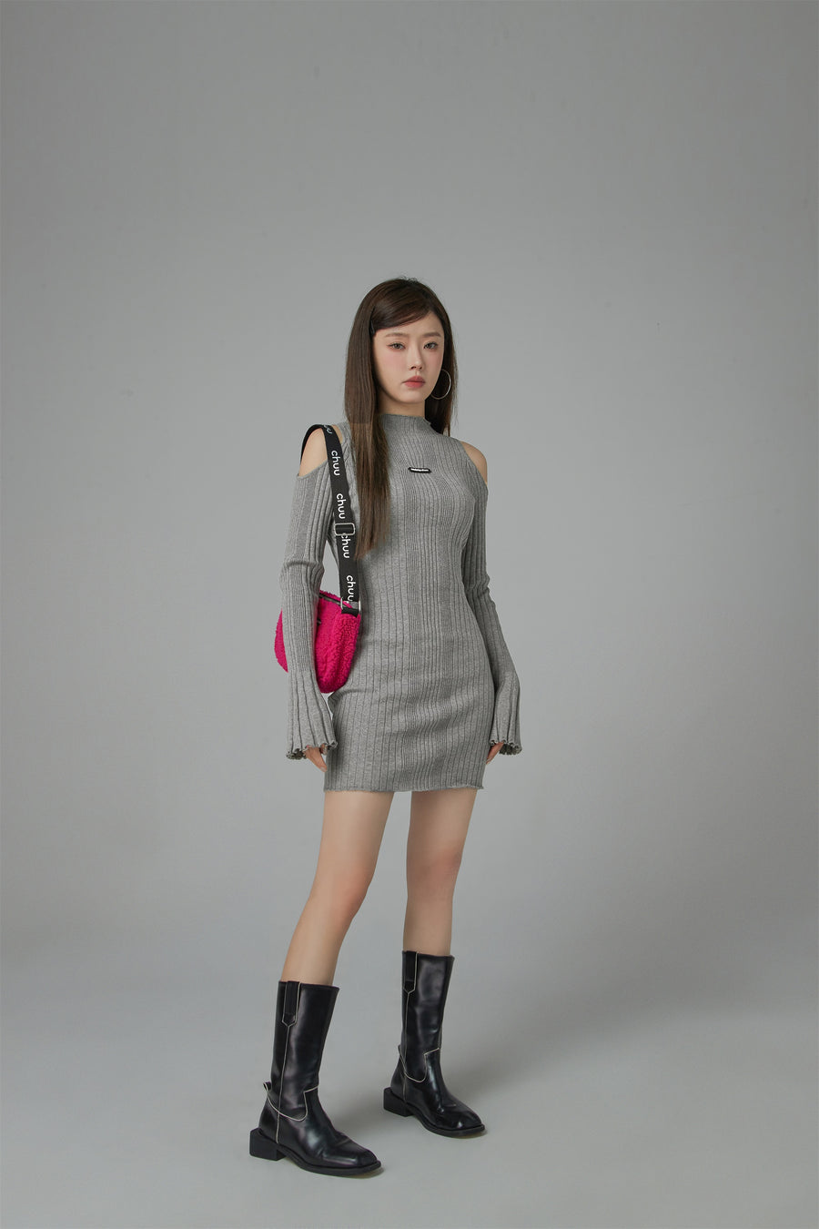 CHUU Living In My World Off Shoulder Slim Knit Dress