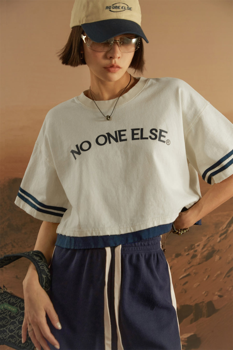 CHUU Color Matching Line Cropped T-Shirt