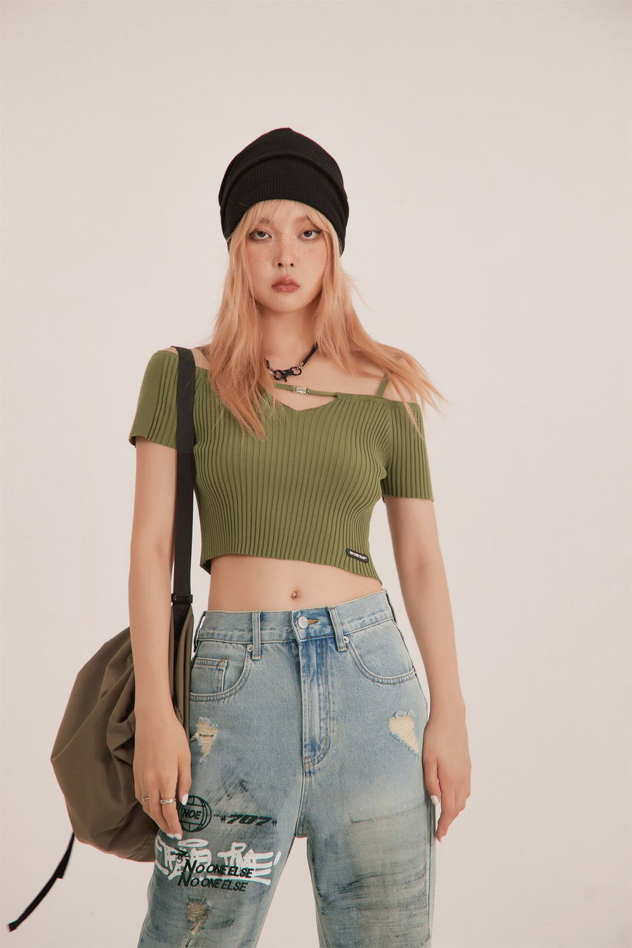 CHUU Off-Shoulder Ribbed Crop Top