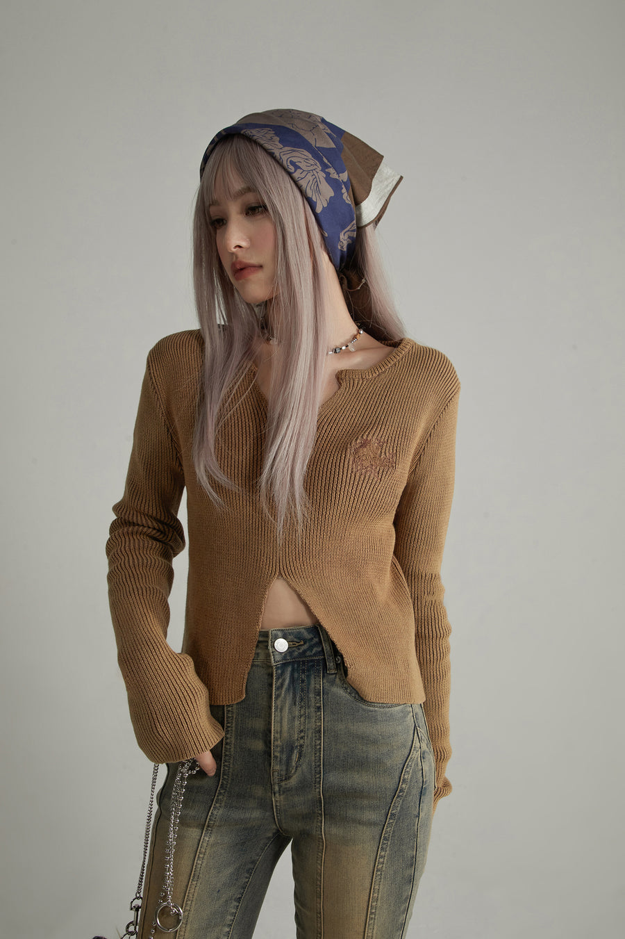 CHUU Open Neck Slim Knit Top