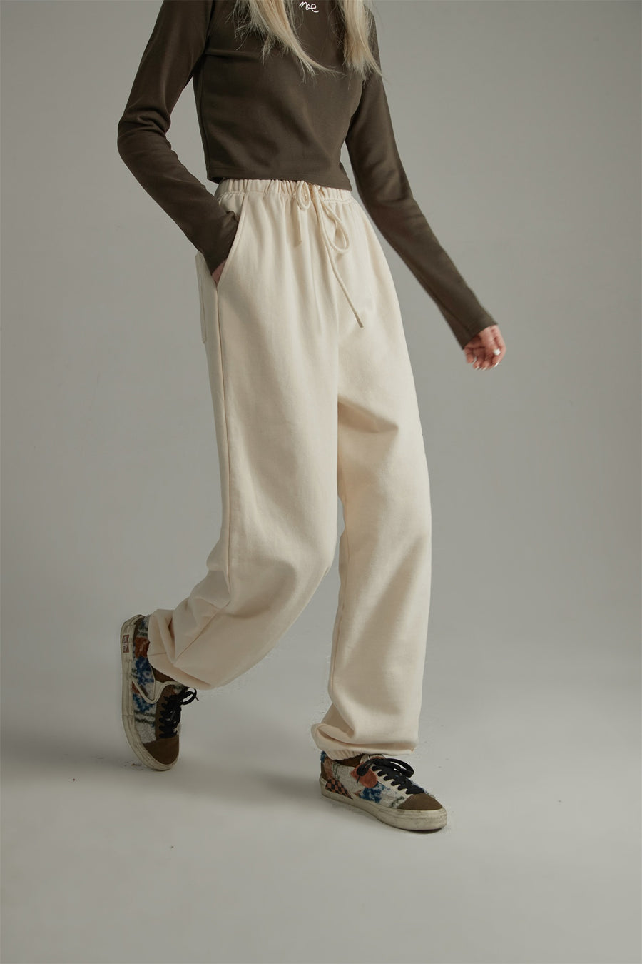 CHUU Embroidered Loose Fit Jogger Sweatpants