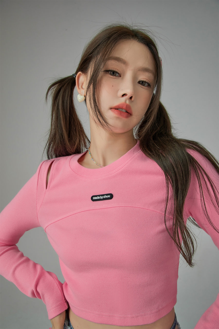 CHUU Slit Shoulder Long Sleeve Crop Top