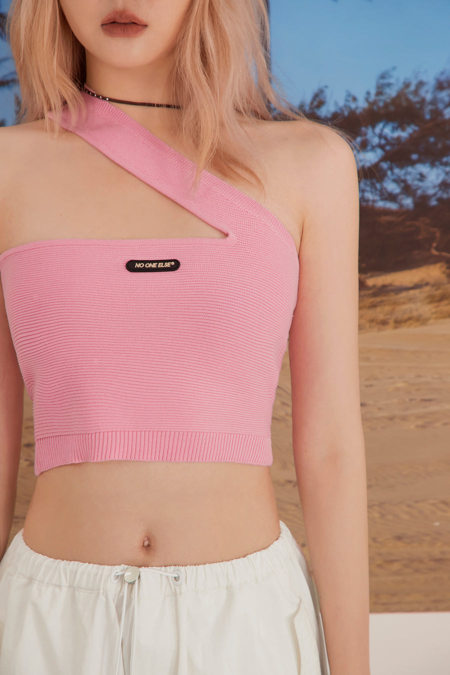 CHUU Oblique Strap Off-Shoulder Top