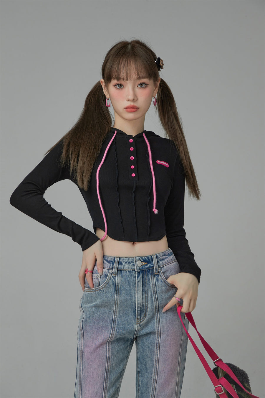 CHUU Kick It Colored Cropped Hooded Top