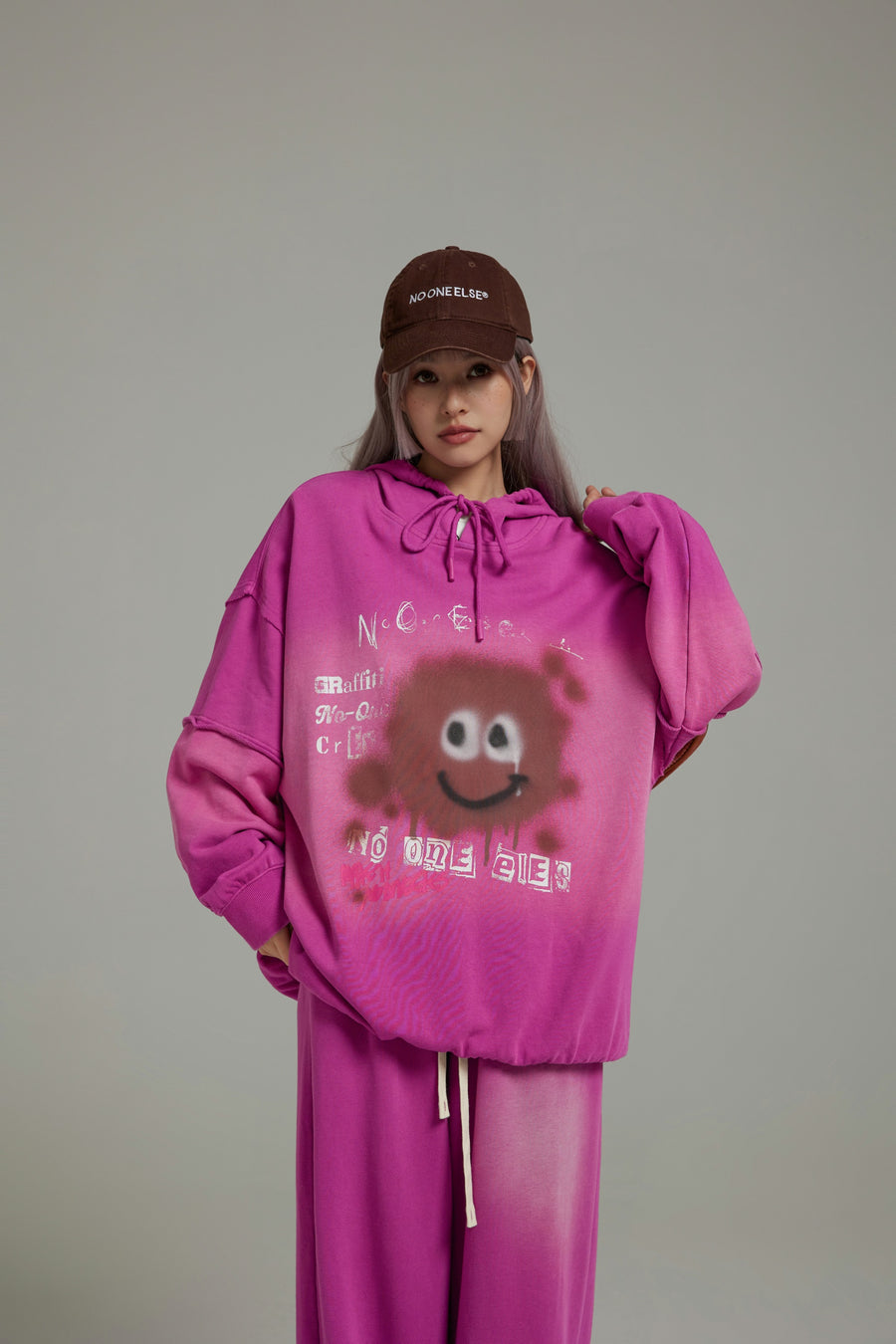 CHUU Smiling Character Gradient Loose-Fit Hoodie