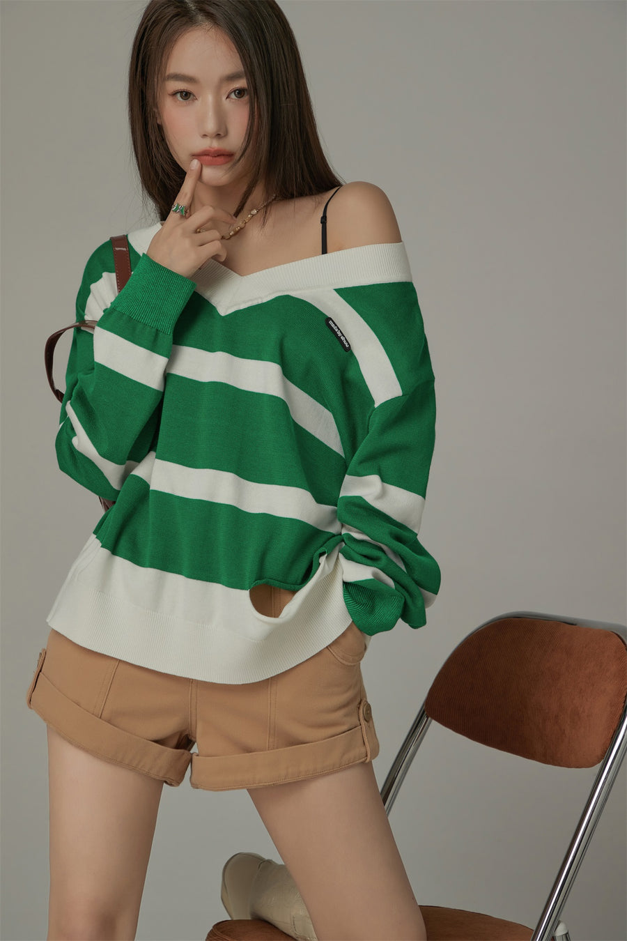 CHUU Color Matching V-Neck Striped Knit Sweater