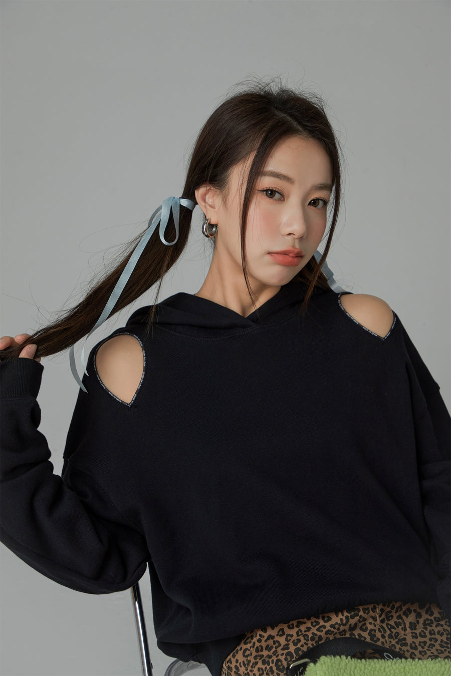 CHUU Cutout Shoulder Hoodie