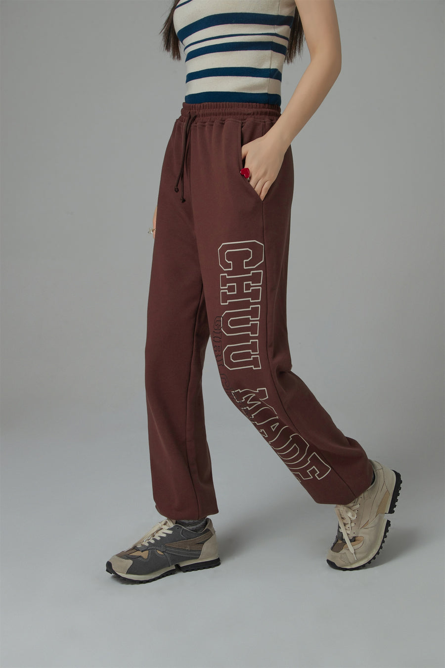 CHUU Stars That Shine High-Waist Jogger Pants