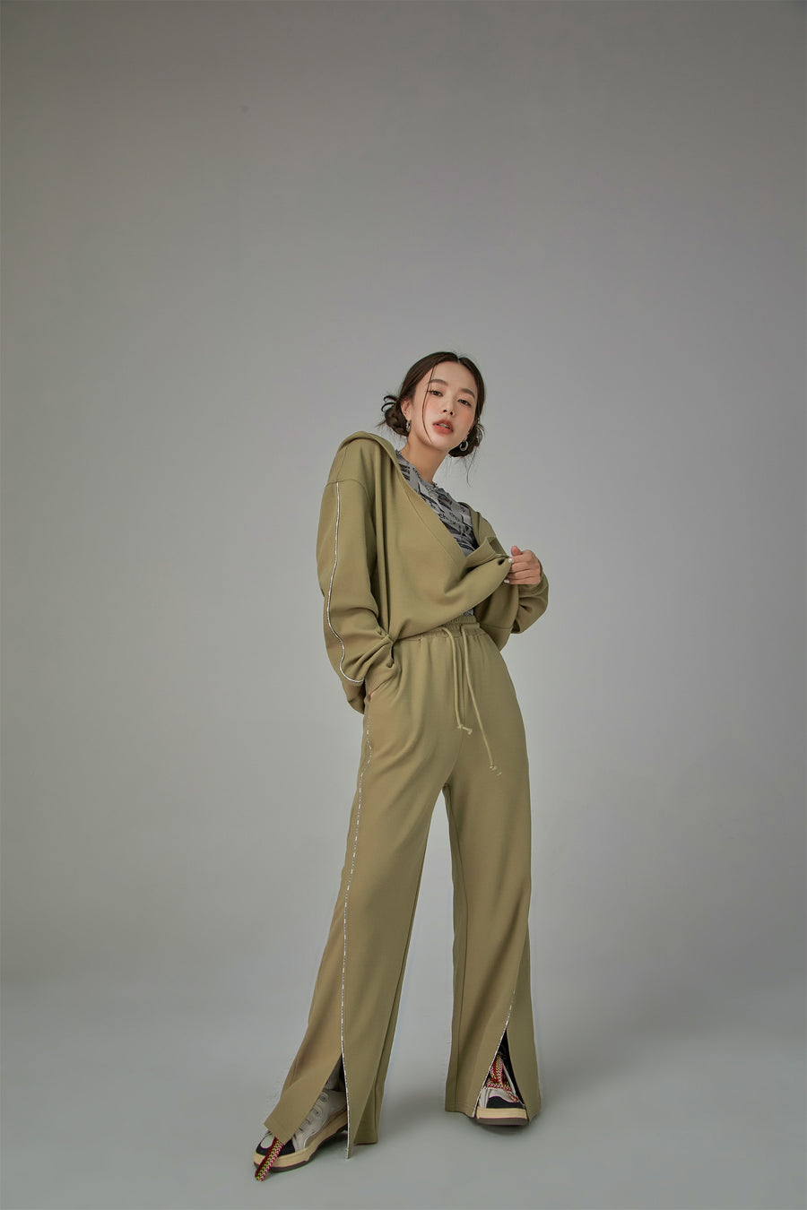 CHUU Front Slit Wide Jogger Pants