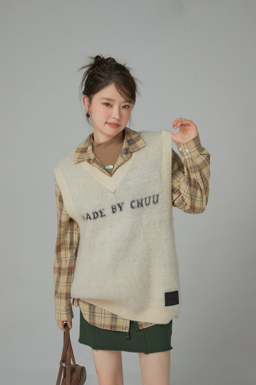 CHUU My Energy Is Right V-Neck Loose Fit Vest