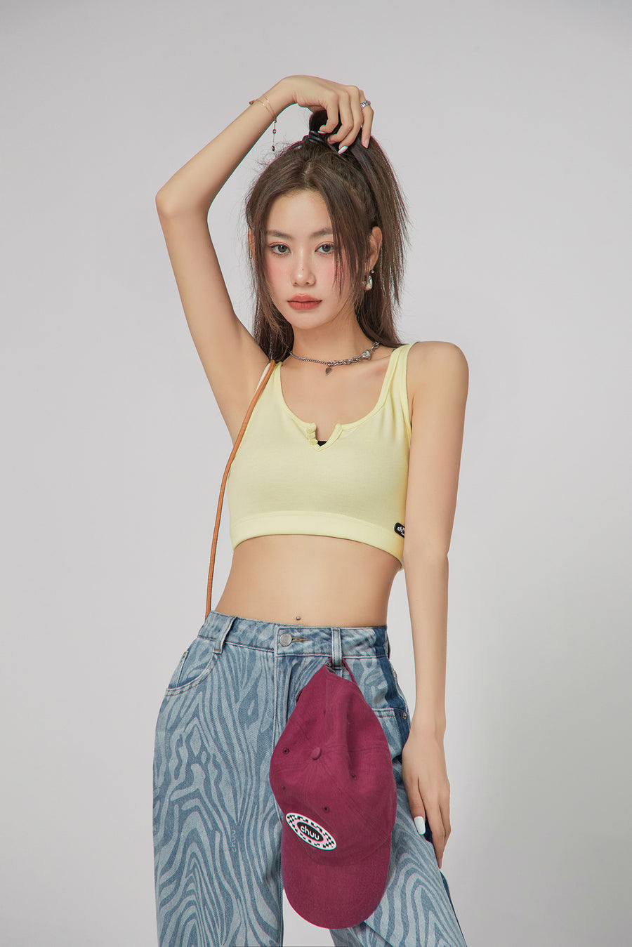 CHUU Cute Neckline Crop Sleeveless Top