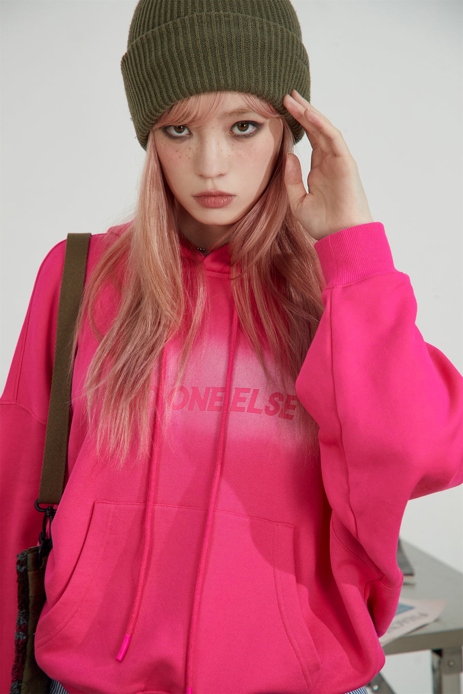 CHUU Noe Lettering Loose Fit Hoodie