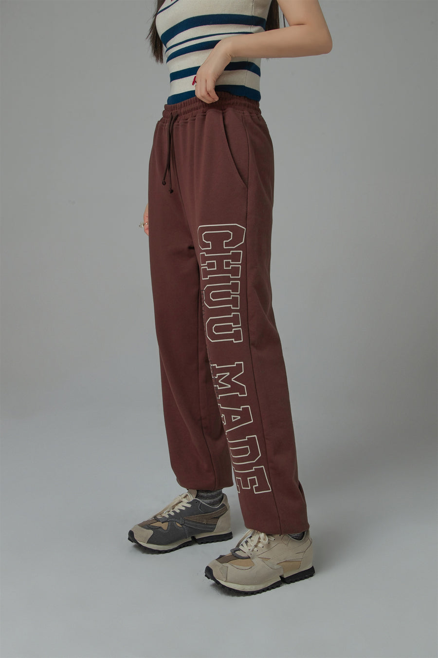 CHUU Stars That Shine High-Waist Jogger Pants