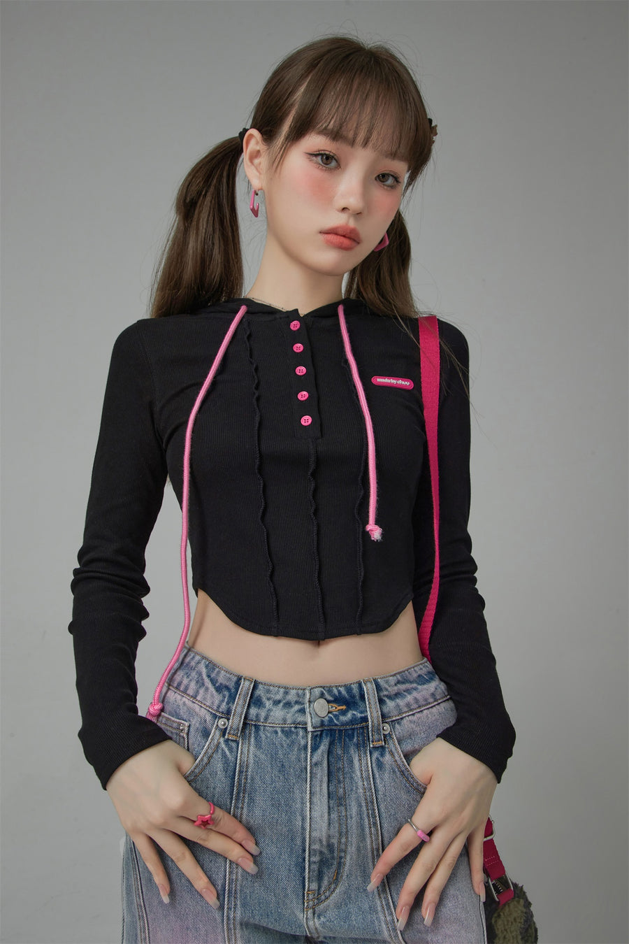 CHUU Kick It Colored Cropped Hooded Top