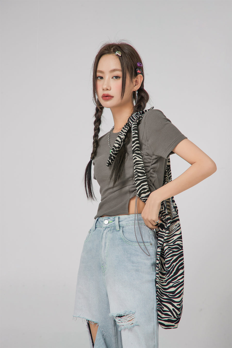 CHUU Shirring Unbalanced Crop T-Shirt