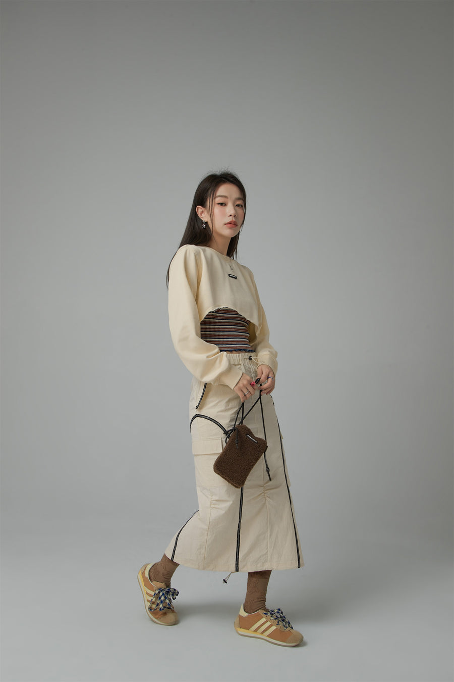 CHUU Unbalanced Loose Fit Crop Sweatshirt