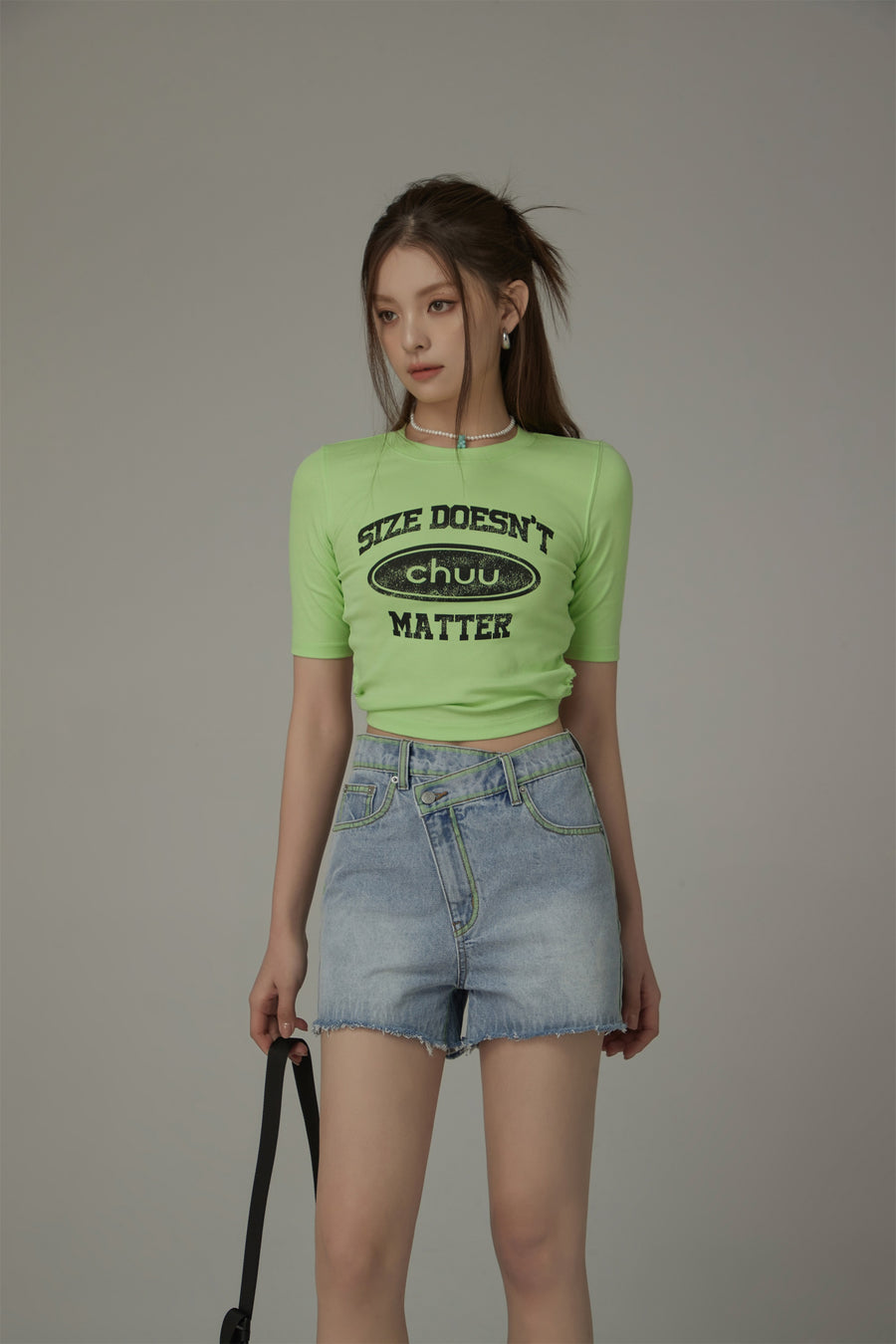 CHUU Color Line Asymmetrical Half Denim Pants