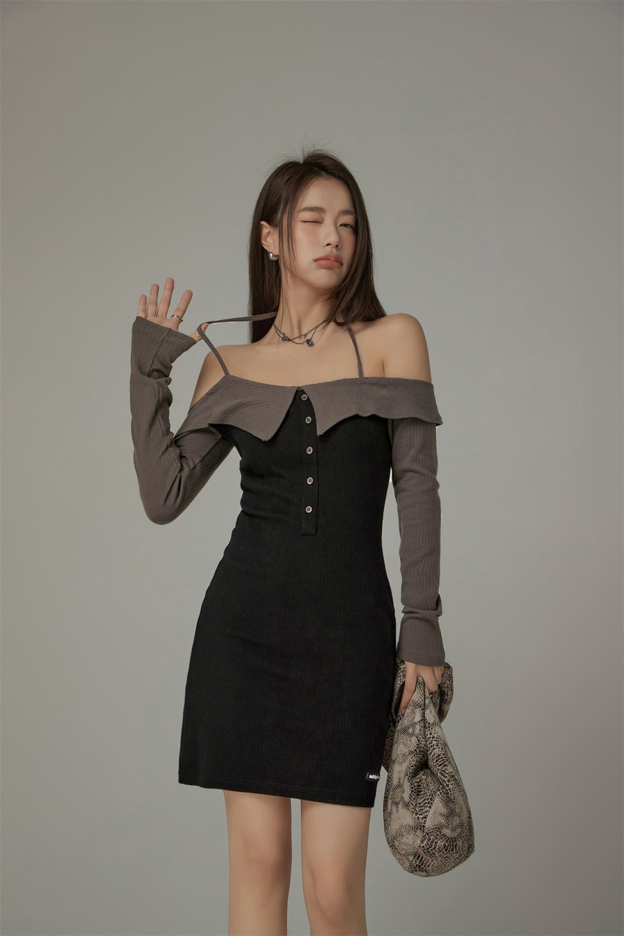 CHUU Off-Shoulder Color Matching Button Dress