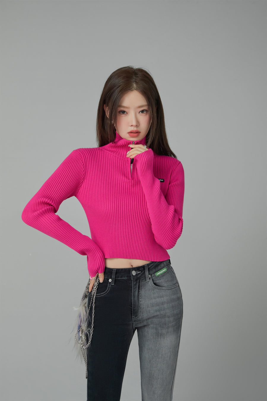 CHUU Memories Slit Half Zip-Up Cropped Knit Top