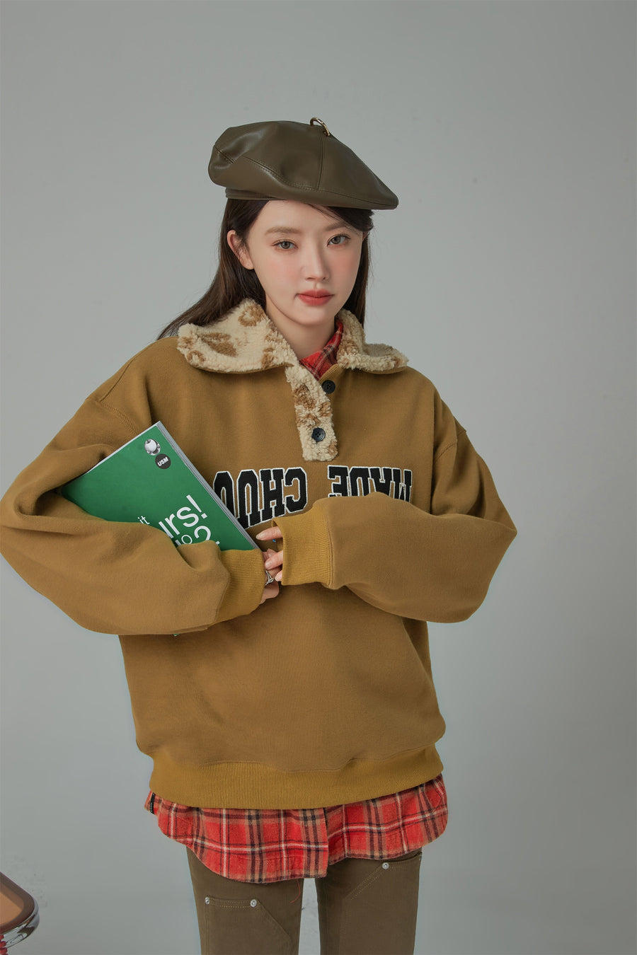 CHUU My Heart Is A Paradise Wool Collar Loose Fit Sweatshirt