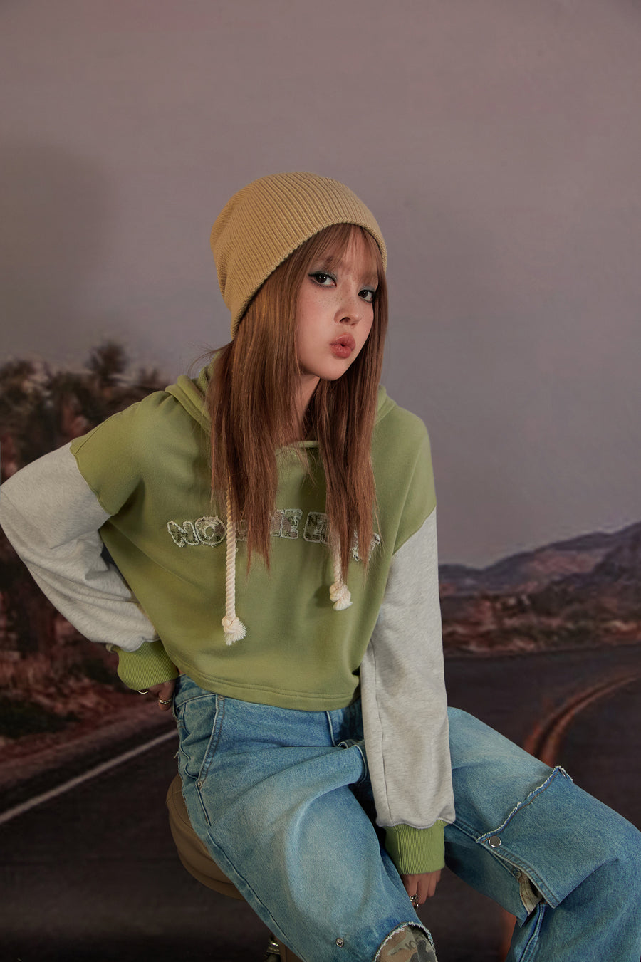 CHUU Two-Toned Cropped Hoodie