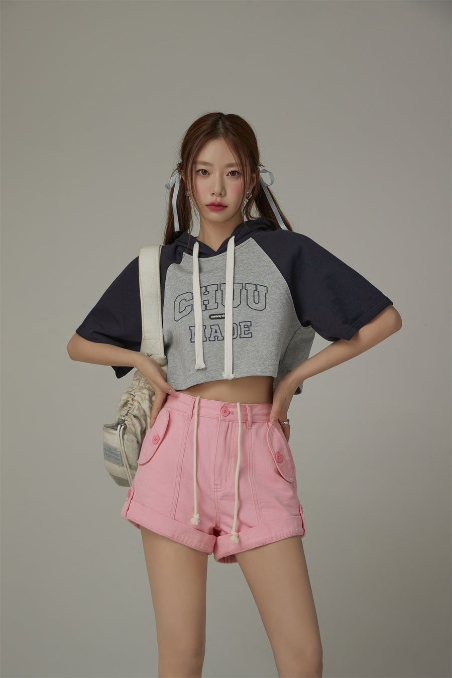 CHUU Contrast Raglan Cropped Hoodie