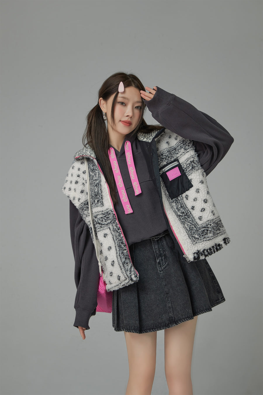 CHUU Paisley Fleece Zip-Up Vest Jacket