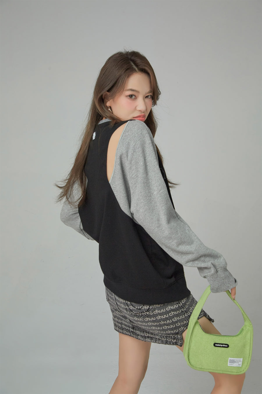 CHUU Off Shoulder Long Sleeve Sweatshirt