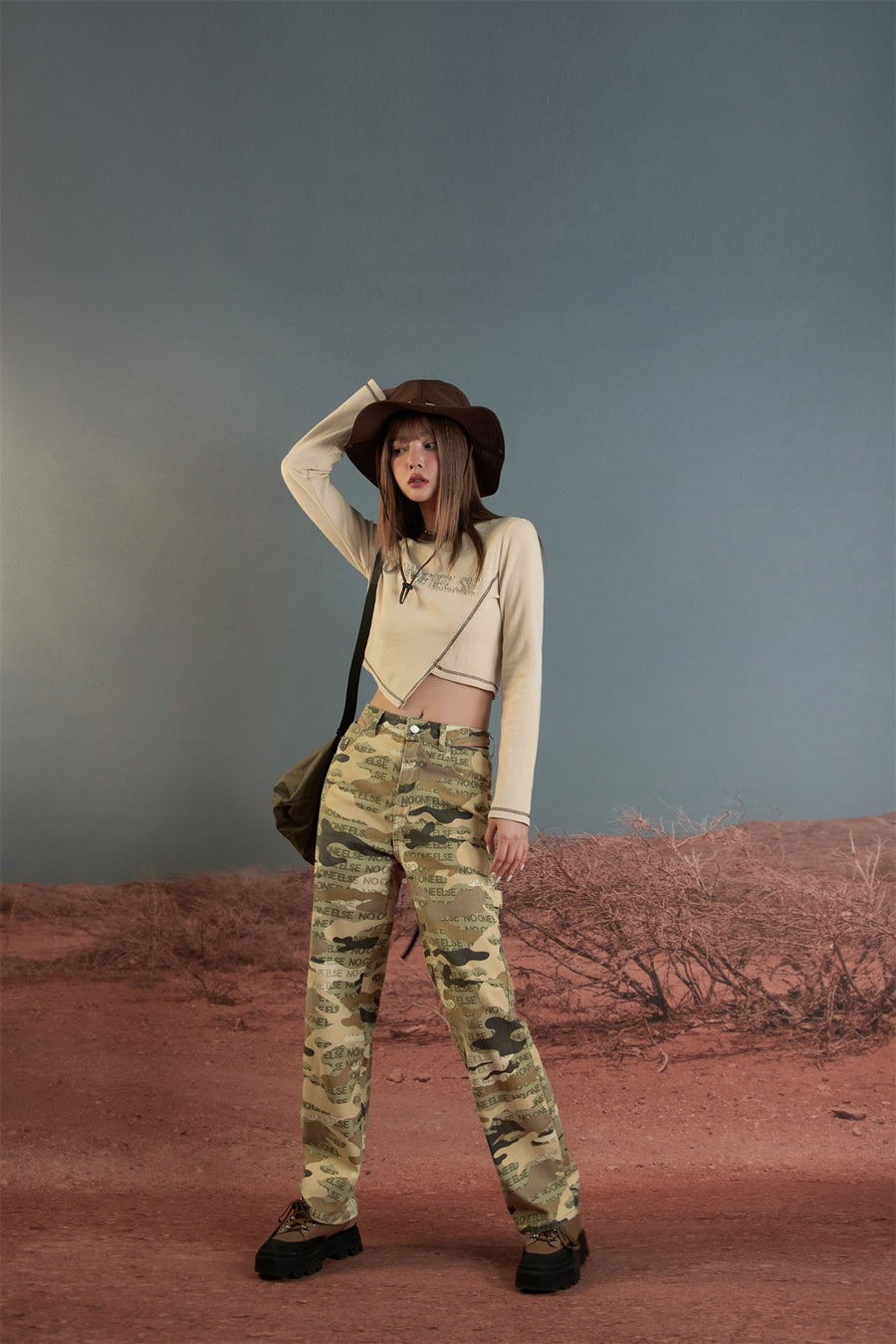 CHUU Camouflage High Waist Straight Pants