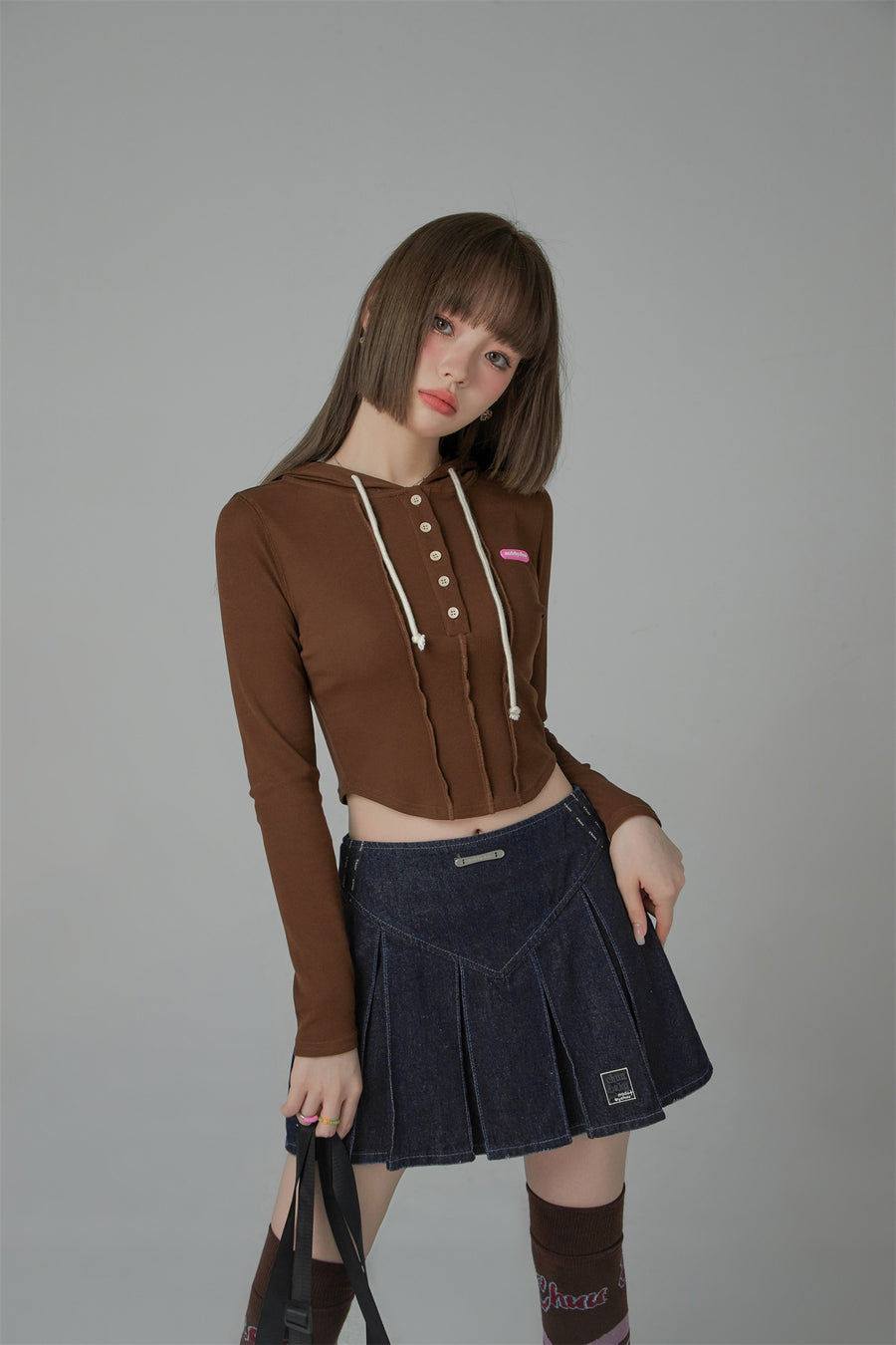 CHUU Kick It Colored Cropped Hooded Top