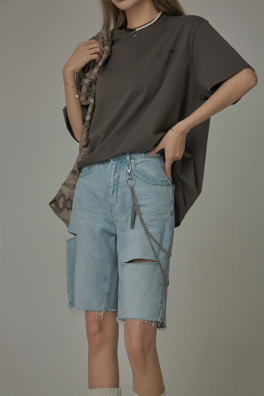 CHUU Distressed Denim Shorts