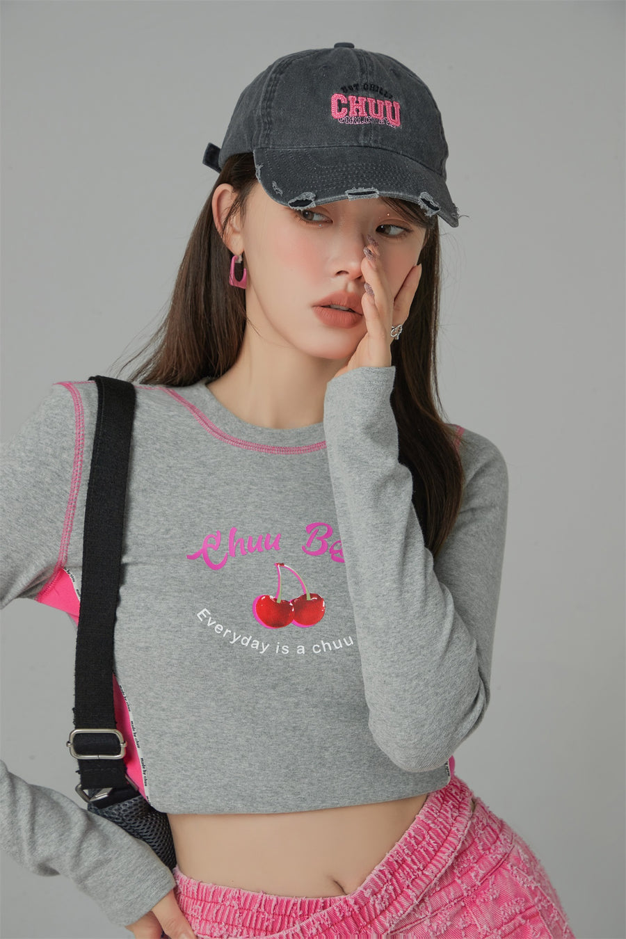 CHUU Shiny Confidence Cherry Color Cropped T-Shirt