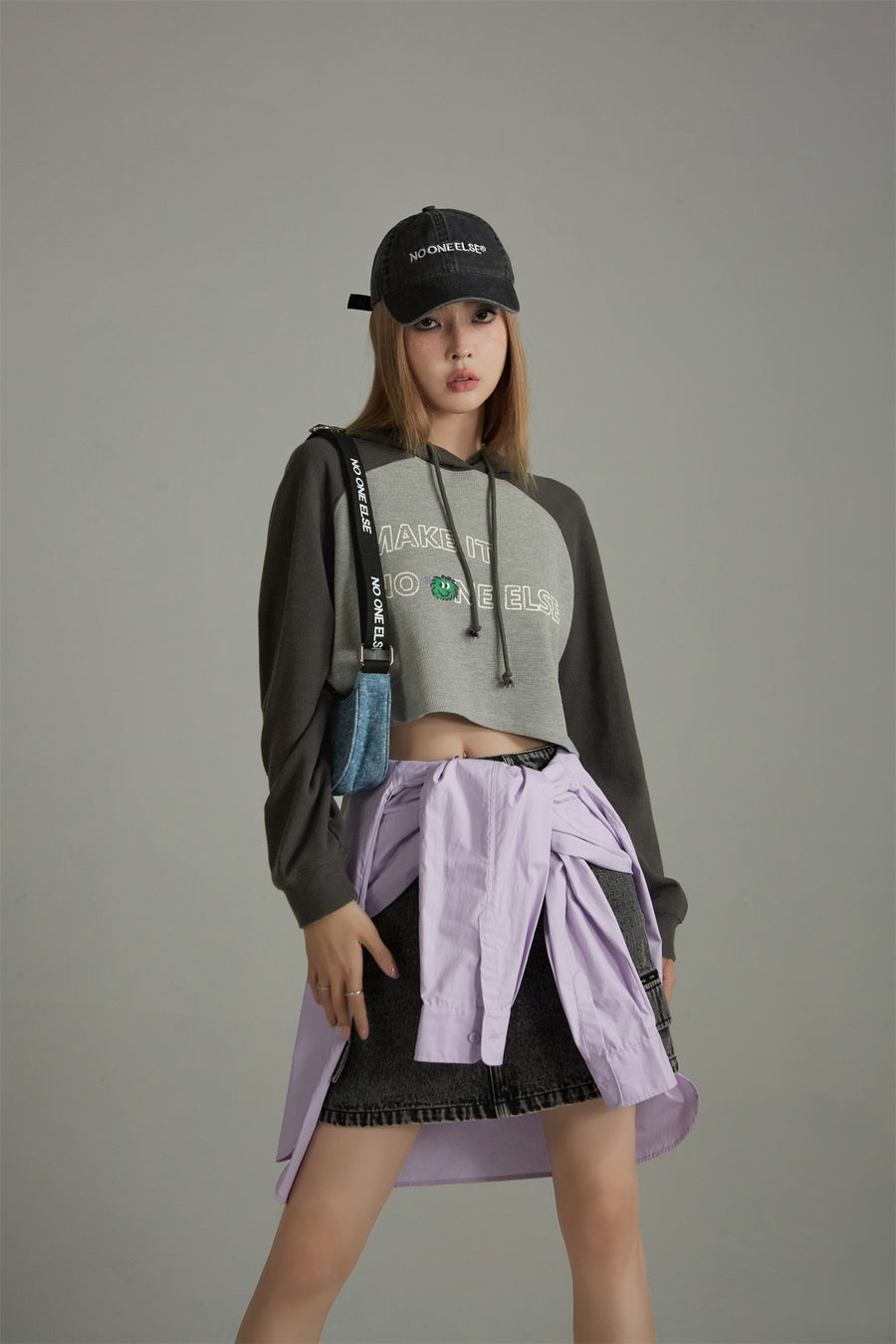 CHUU Two Toned Loose Fit Cropped Hoodie