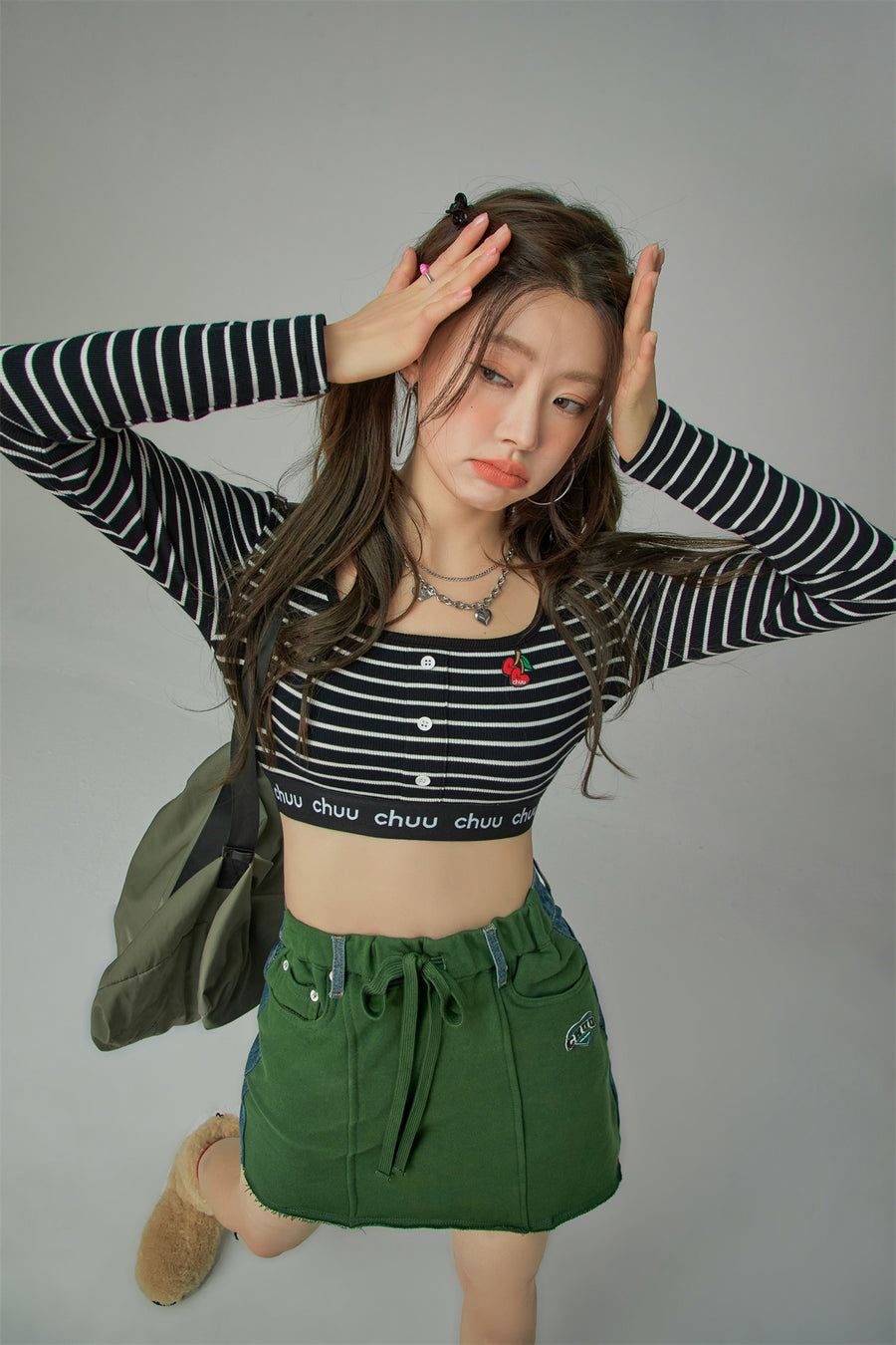 CHUU Slim Buttons Crop T-Shirt