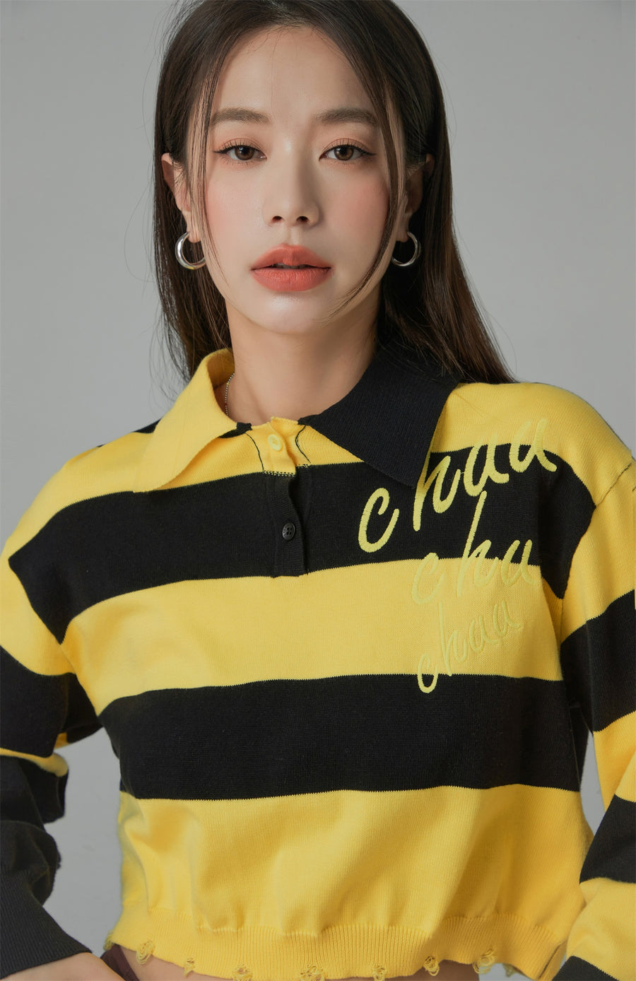 CHUU Chuu Lettering Color Cropped Knit Sweater