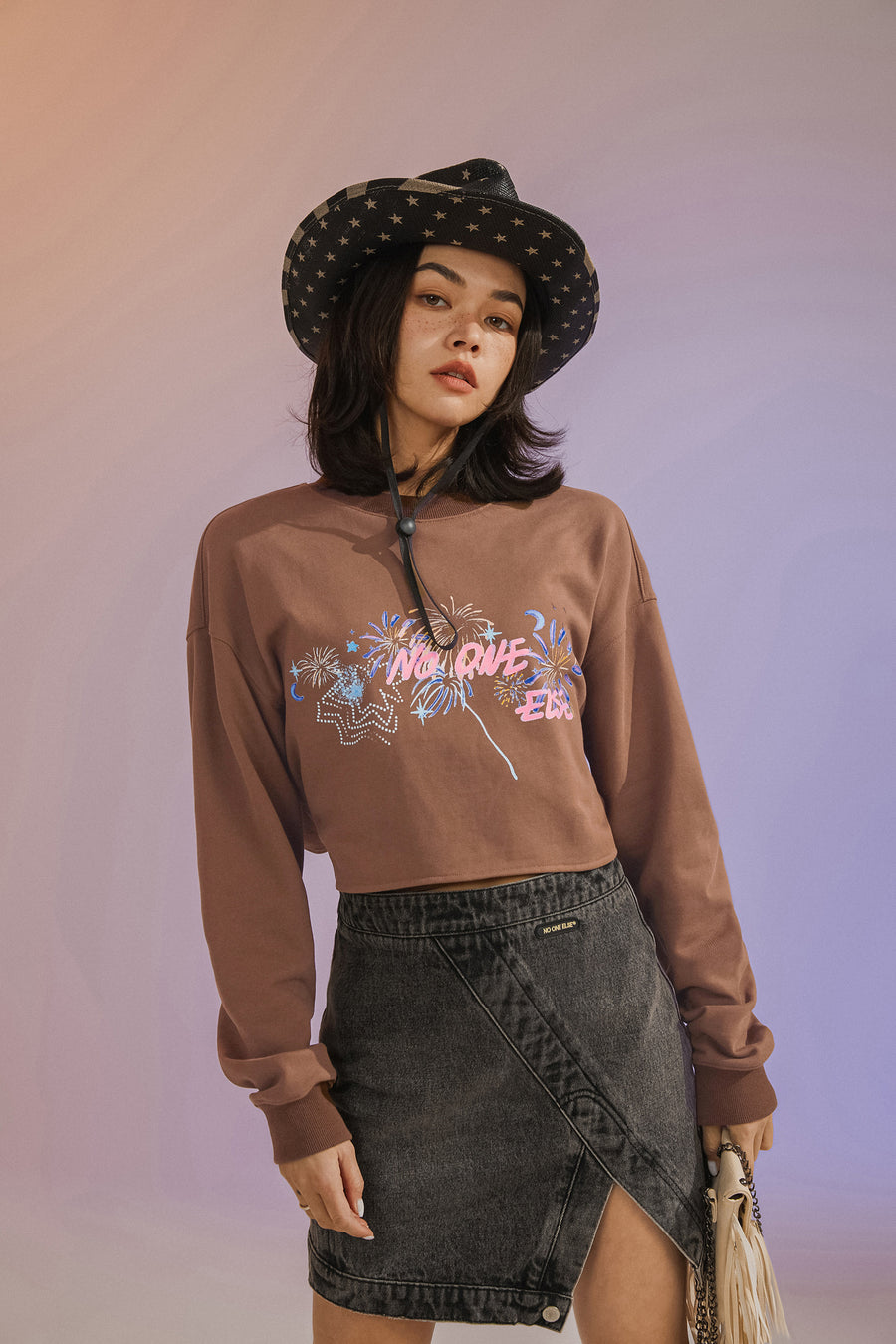 CHUU Fireworks Waist String Crop Sweatshirt