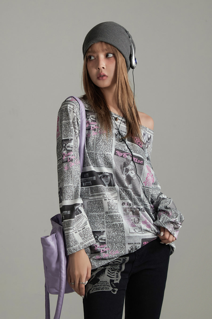 CHUU Printed Newspaper Off-The-Shoulder T-Shirt