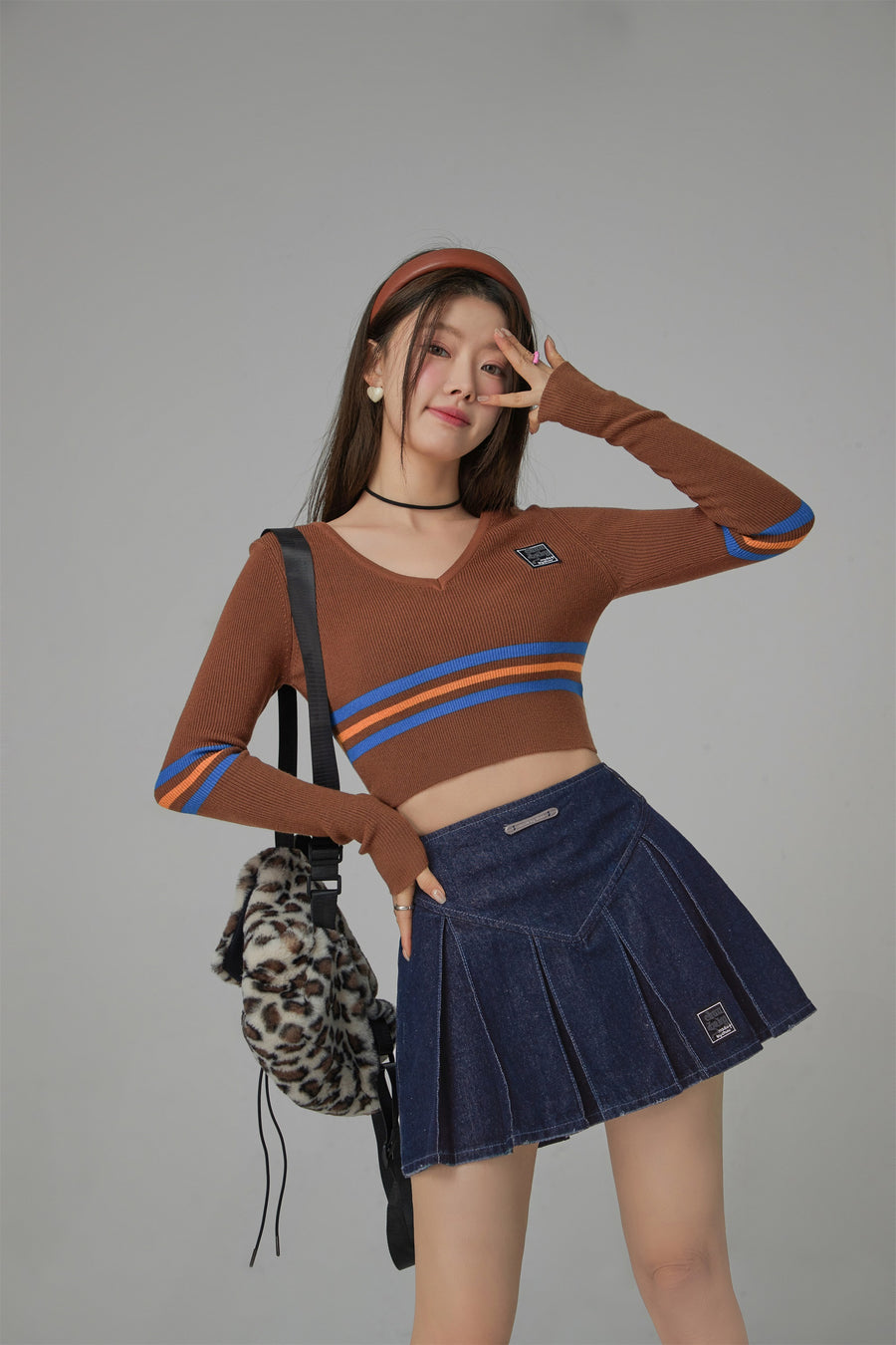 CHUU Unlock Stripes V-Neck Cropped Knit Sweater