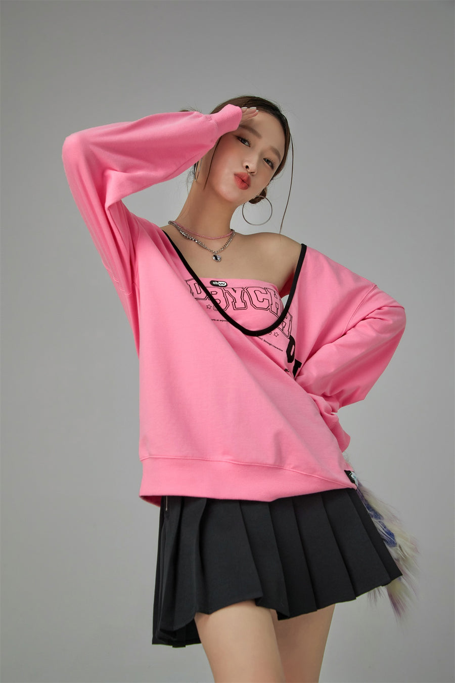 CHUU Debych Deep V-Neck Sweatshirt