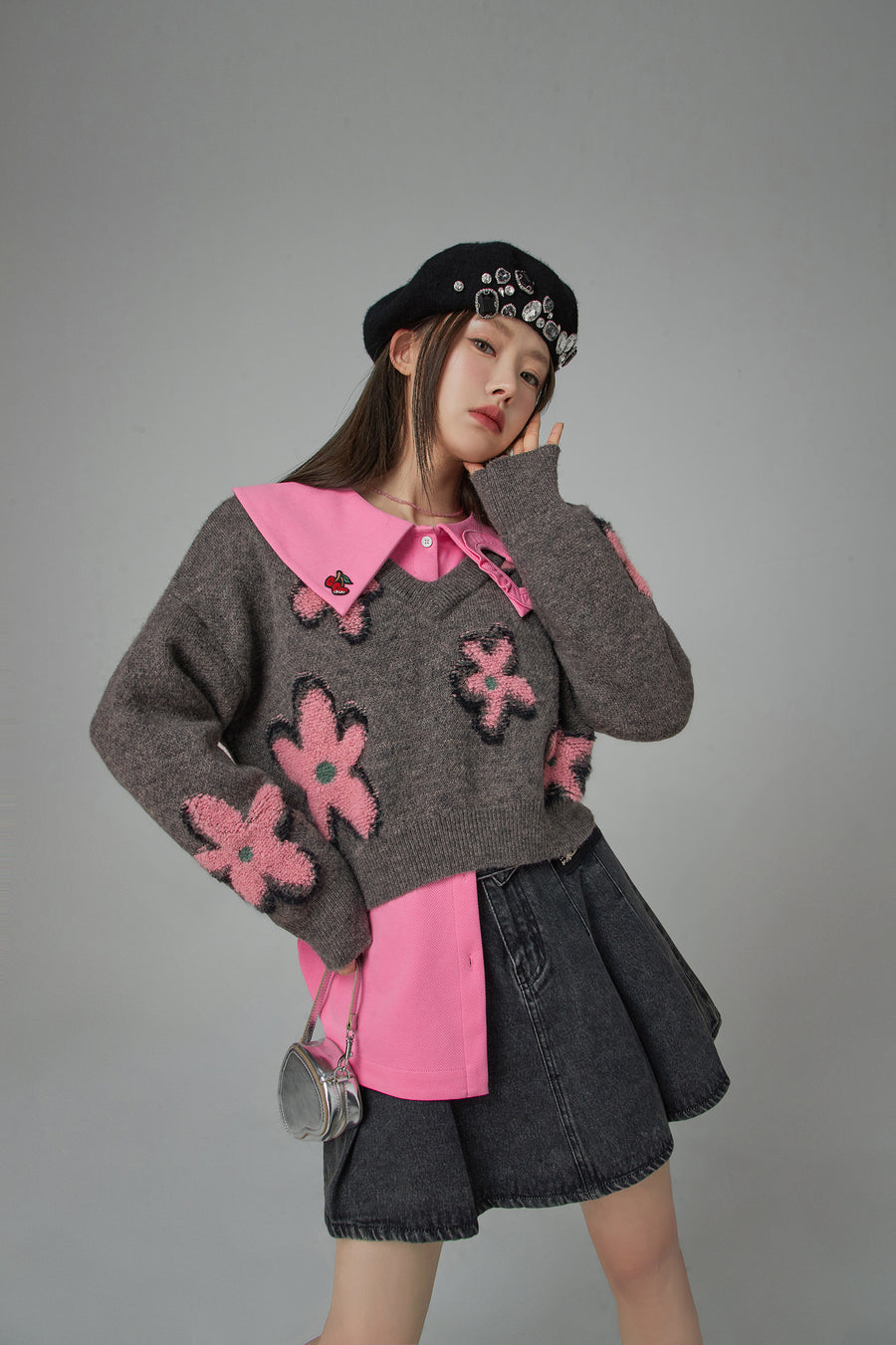 CHUU Dramatic Flowers Crop V-Neck Knit Sweater