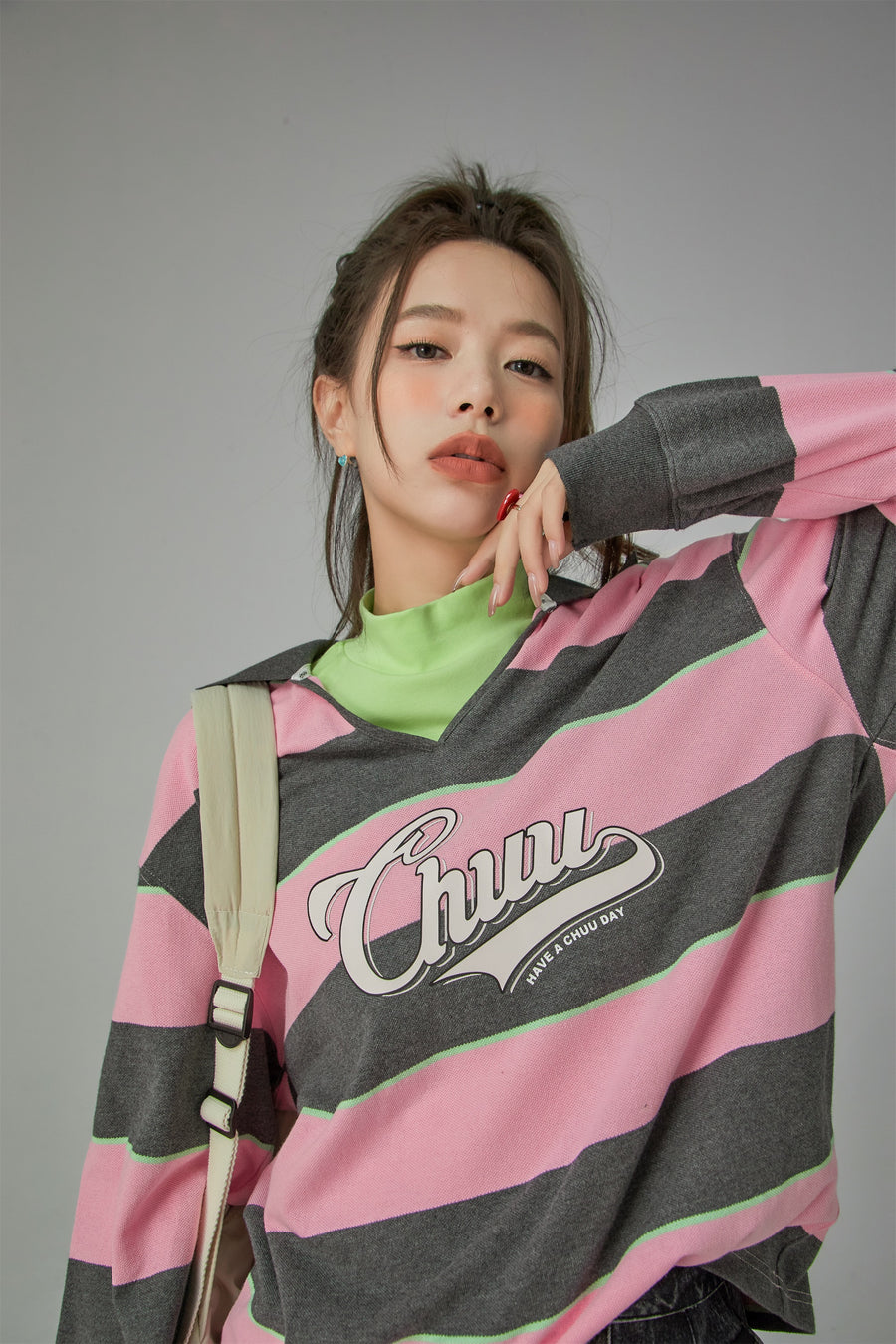 CHUU V Neck Stripe Logo T-Shirt