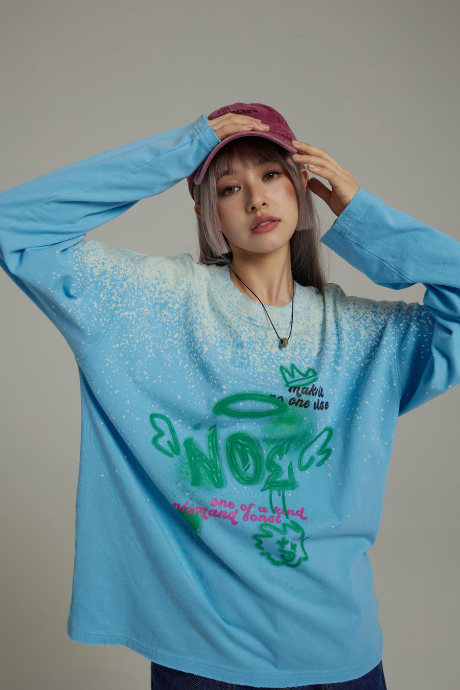 CHUU Angel Graffiti Logo Gradient Long-Sleeves Top