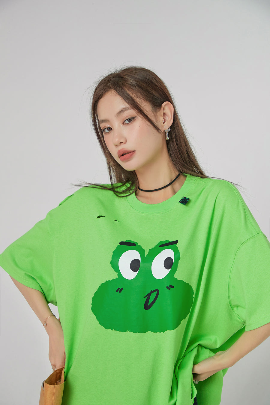 CHUU Frog With Moods Damage T-Shirt