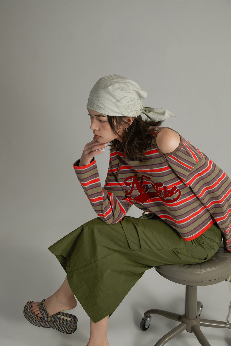 CHUU Star Logo Striped Cutout Shoulders Top