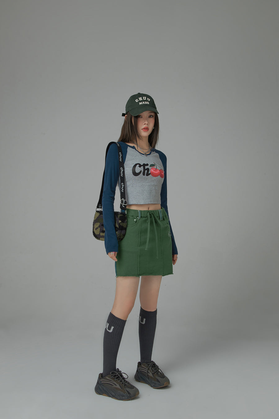 CHUU Make Me A Believer Raglan Color Crop T-Shirt